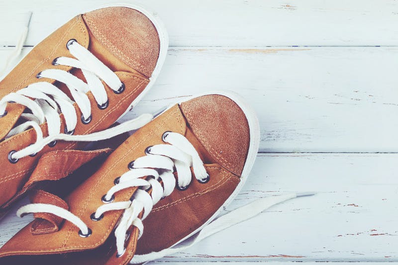 Bei geschwollenen Beinen in der Schwangerschaft am besten zu bequemen Schuhen mit flachen Absätzen greifen.