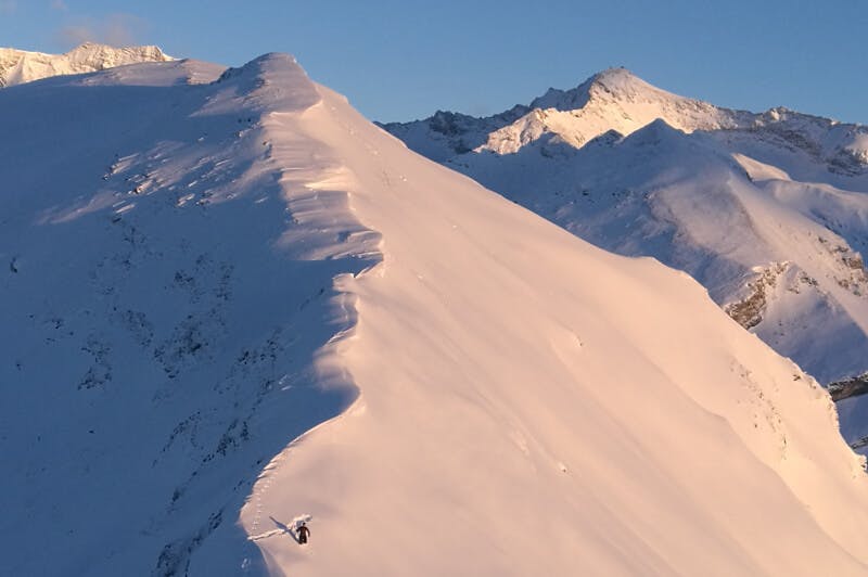 Lawinengefahr am Bergkamm