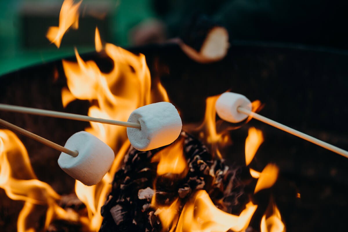 Lagerfeuer mit Marshmallows