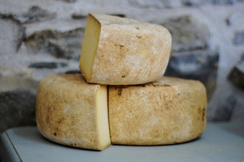 Käse, wie zum Beispiel Emmentaler, enthält viel L-Lysin.