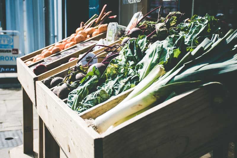 Orthomolekulare Medizin kann man gut mit einer ausgewogenen Ernährung reich an frischem Obst und Gemüse ergänzen.