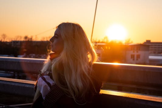 Vitamin D - Frau in der Abendsonne