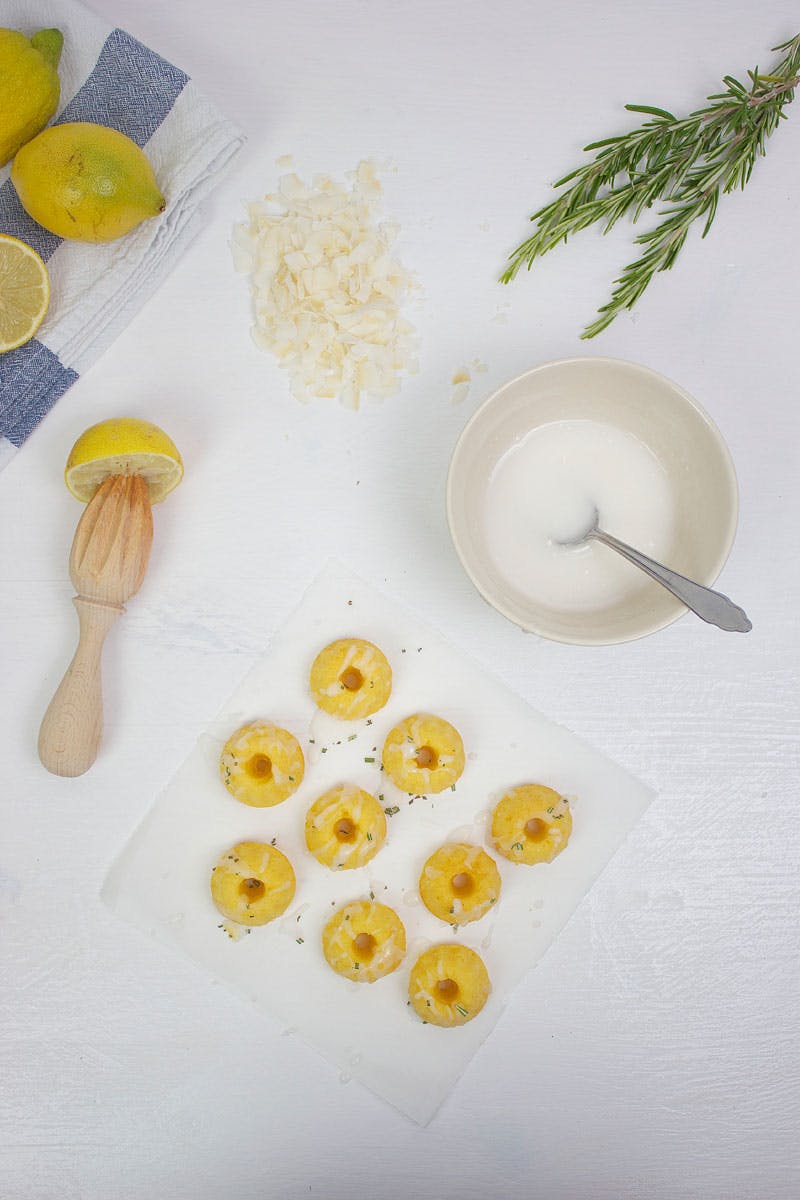fructosefreie Minikuchen mit Glasur und Zitrone
