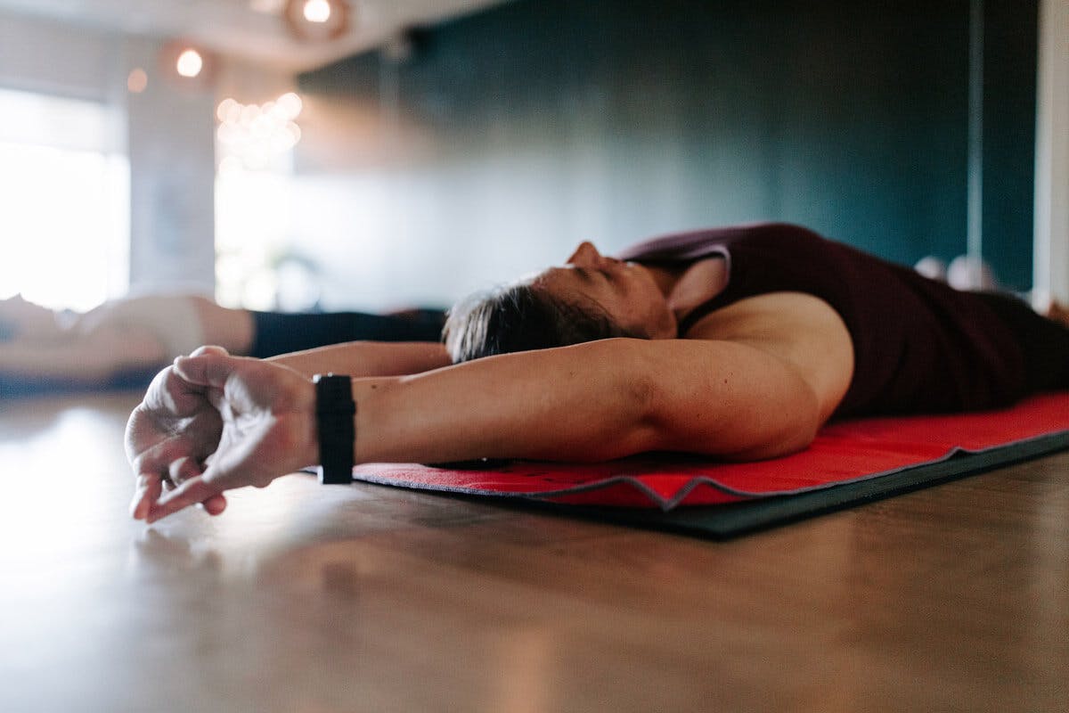Sportarten wie Yoga oder Schwimmen können die Gelenke kräftigen