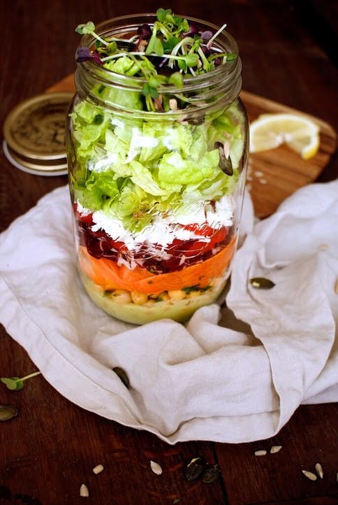 Lunch to go. Der gesunde Salat im Glas ist perfekt f&uuml;r unterwegs.