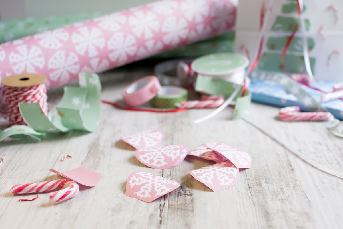 Liebevolles hergestelltes Geschenkpapier