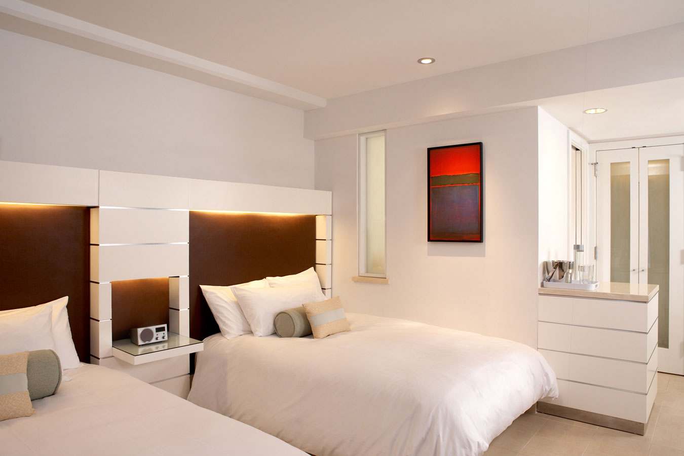 Alternate twin bed suite angle.