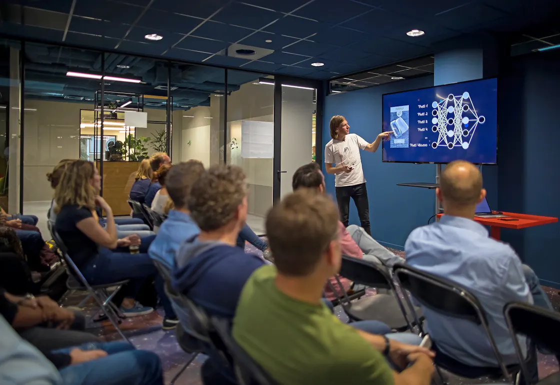 Man die een presentatie geeft voor een groep mensen