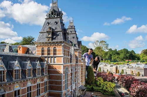 Bezoekers in attractiepark Madurodam in Den Haag