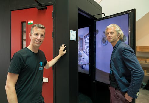 Thijs en Tim van Hack The Planet bij de installatie "Achter de voordeur"