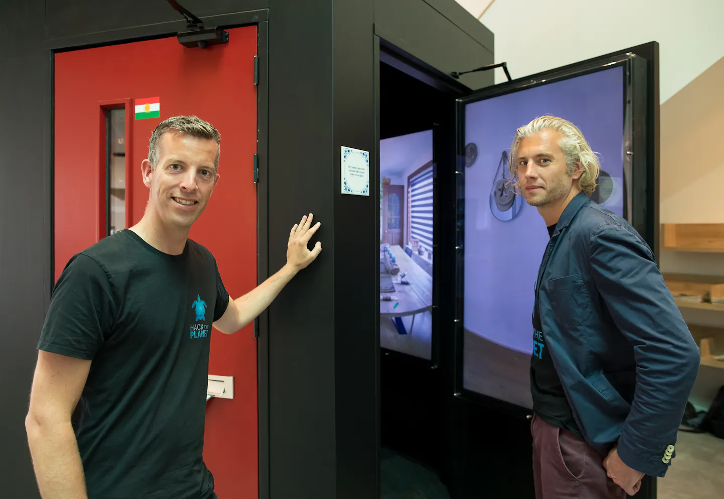 Thijs en Tim van Hack The Planet bij de installatie "Achter de voordeur"