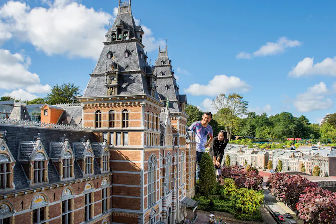 Bezoekers in attractiepark Madurodam in Den Haag
