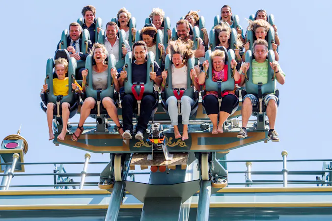 Gillende bezoekers in duikachtbaan De Baron van de Efteling