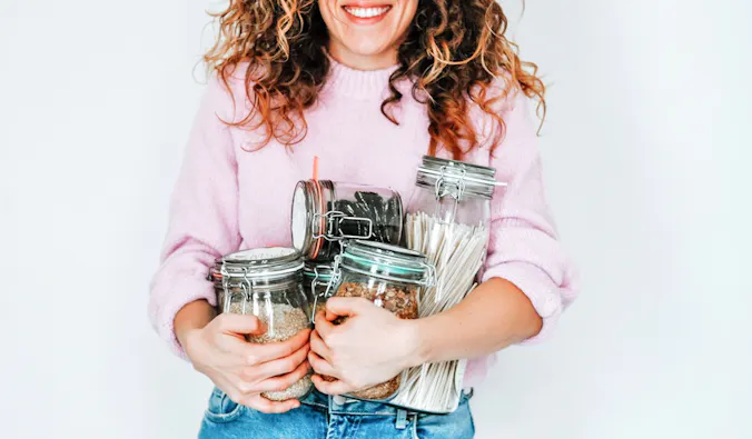 Woman with all kinds of pots in her hands from start-up Pieter Pot