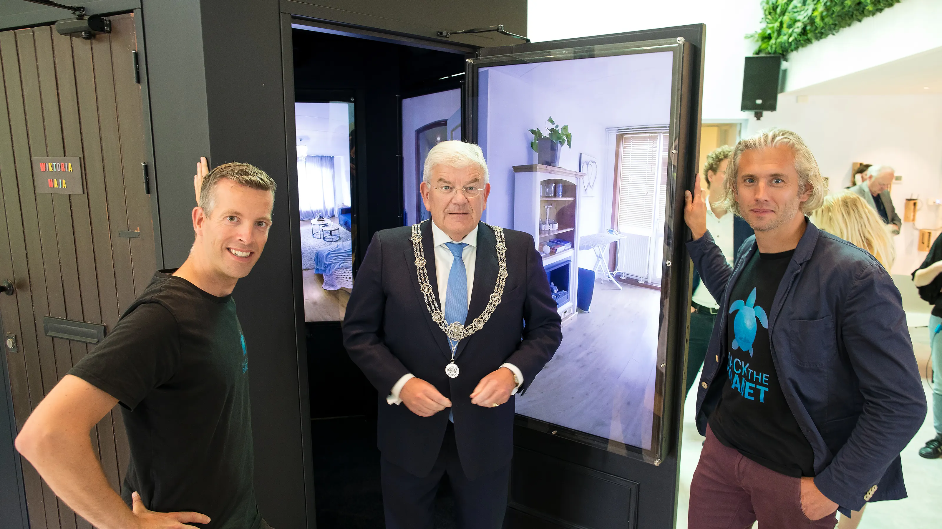 Opening of the Hack The Planet project "Behind the front door" by Mayor Jan van Zanen