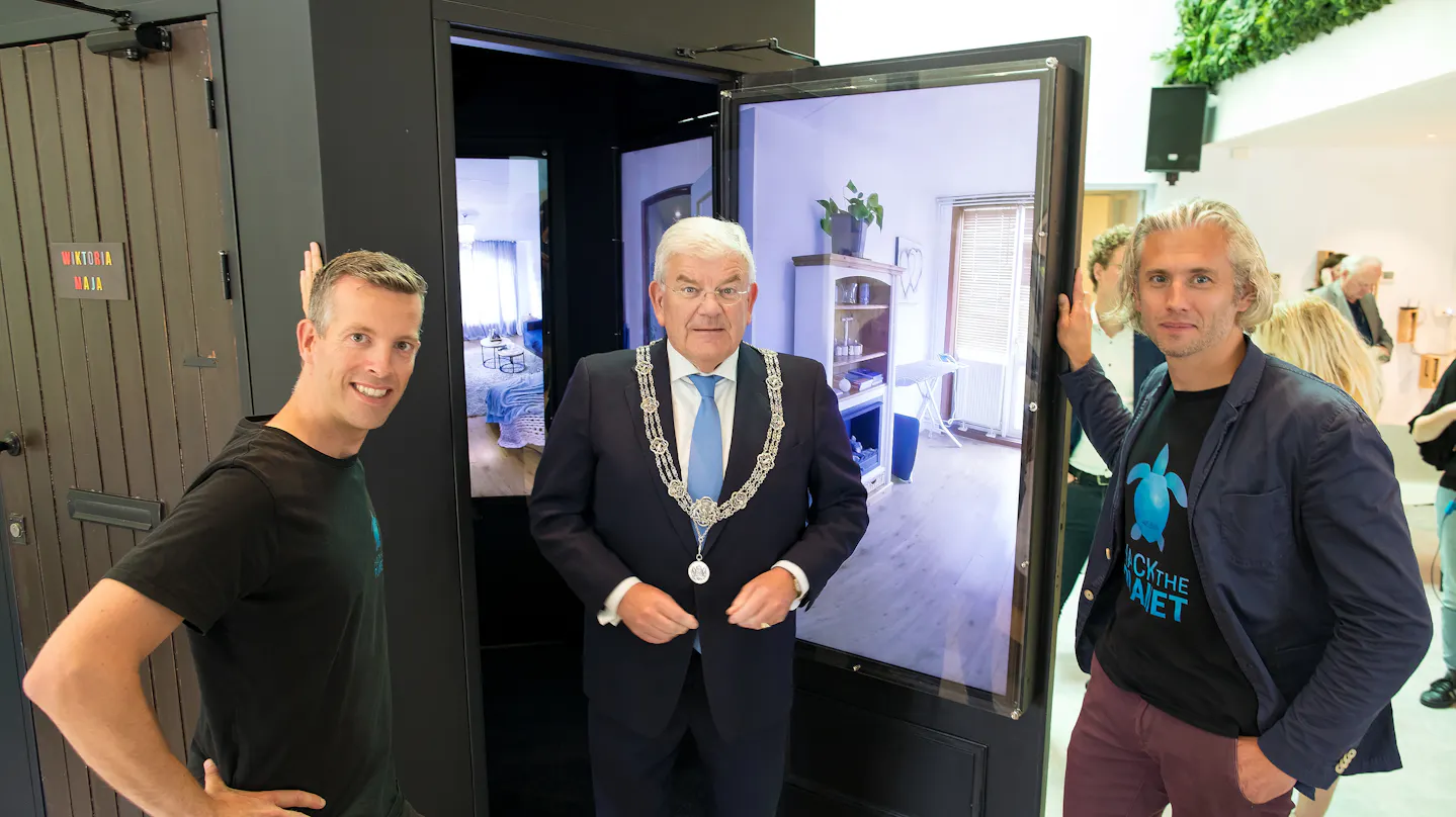 Opening of the Hack The Planet project "Behind the front door" by Mayor Jan van Zanen