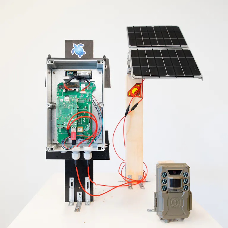 Set-up van de AI wildcamera met zonnepaneel