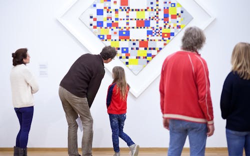Bezoekers voor Mondriaans "Victory Boogie Woogie" in Kunstmuseum Den Haag