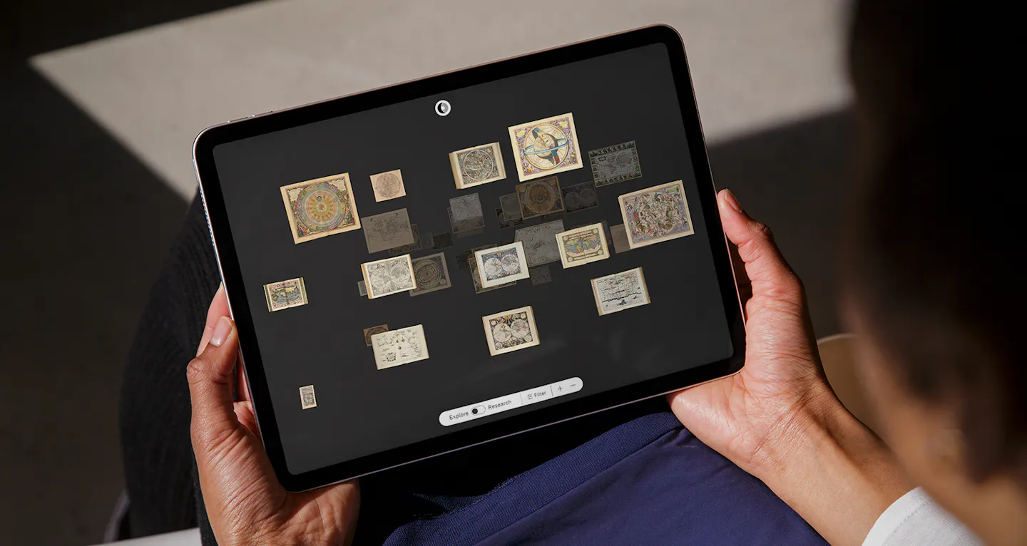 Woman holding an iPad in her hands, showing the website oculi-mundi.com.