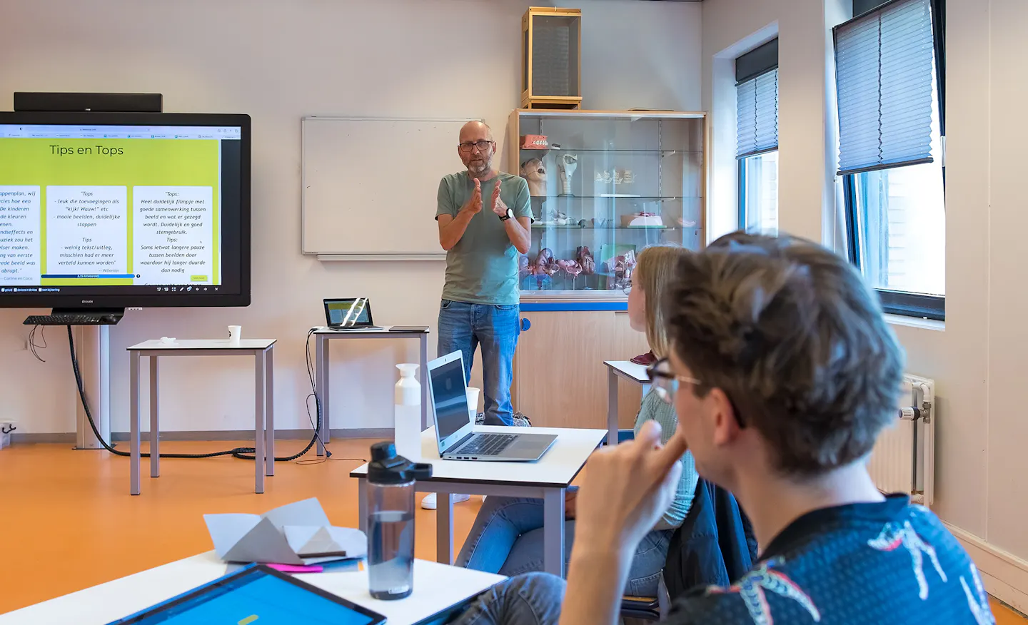 Leraar en leerlingen gebruiken LessonUp in de klas