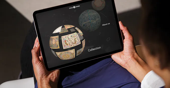 Vrouw met een iPad in haar handen, waarop de website oculi-mundi.com te zien is.