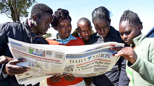 Mensen lezen de Keniaanse krant Daily Nation