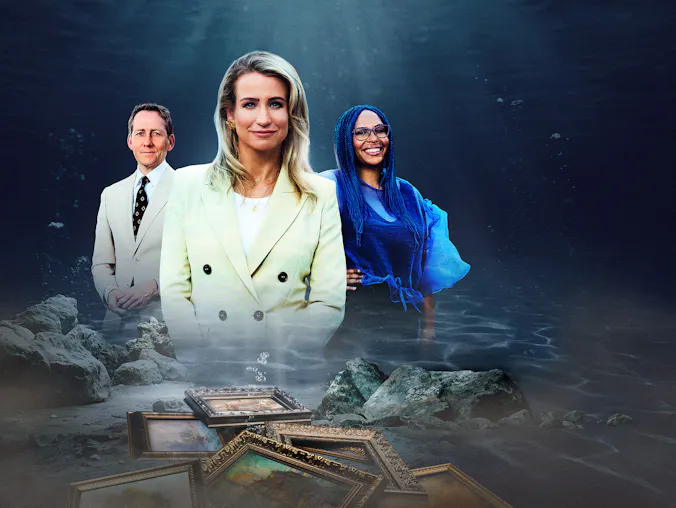 De drie presentatoren van het programma afgebeeld onderwater