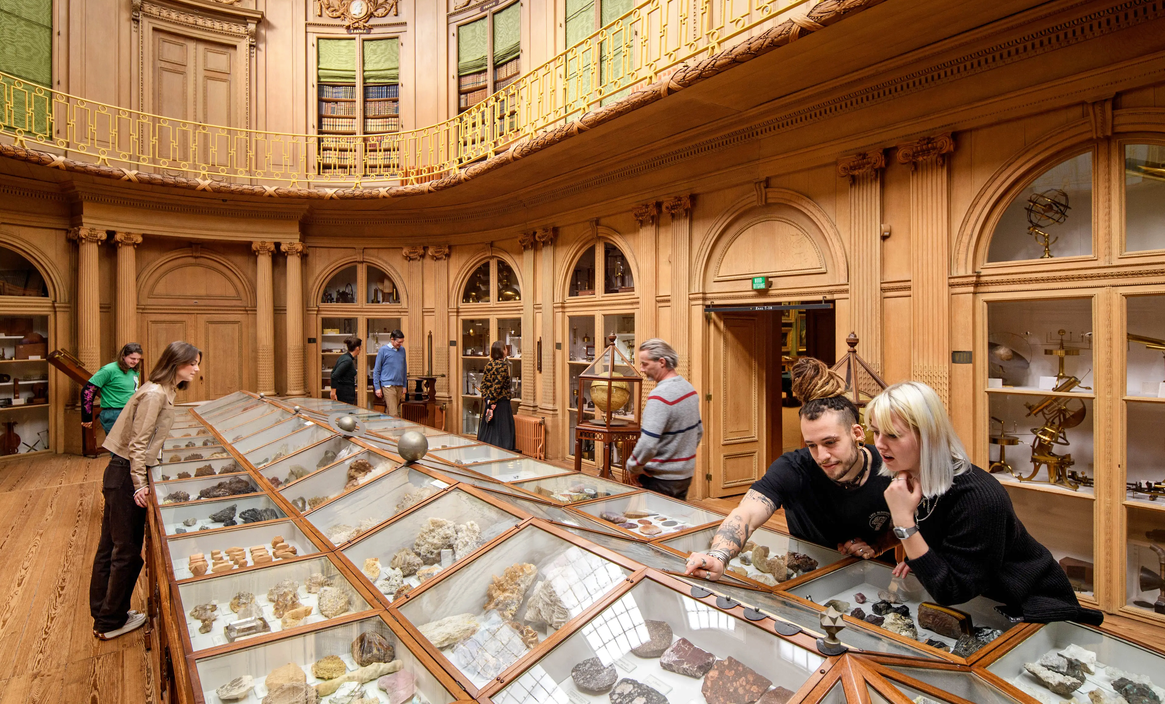 Bezoekers van Teylers Museum in de Ovale Zaal