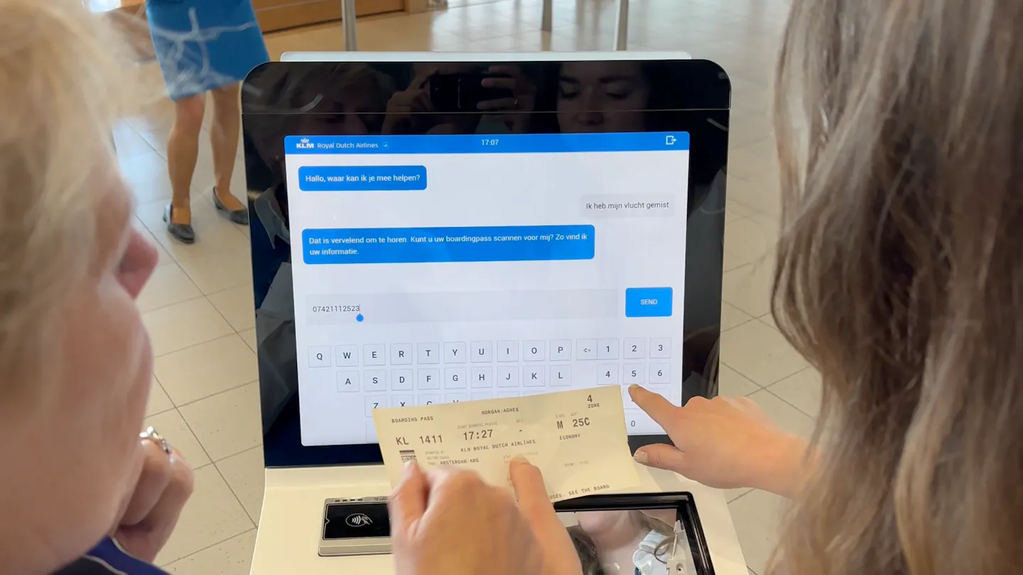 Foto van een KLM-kiosk met onze nieuwe interface.