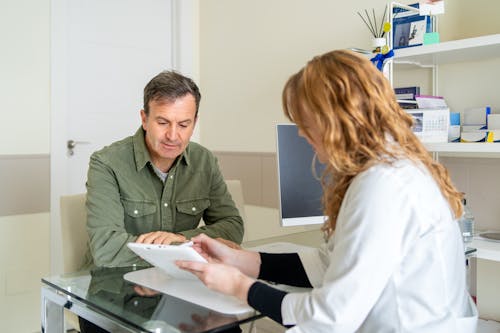 Patient bij huisarts - Foto: iStock