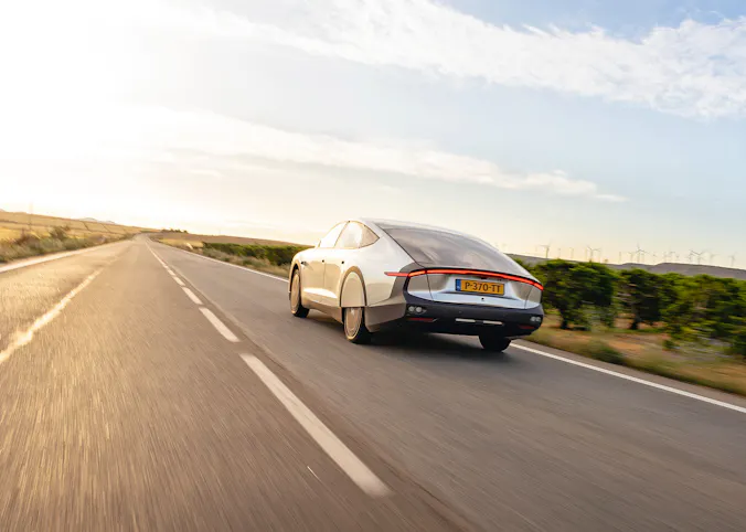 De Lightyear One auto op een weg in Spanje