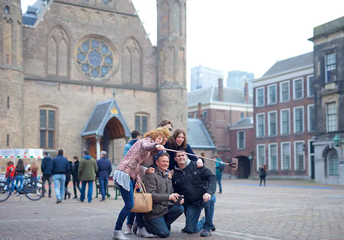 Toeristen op het Binnenhof in Den Haag