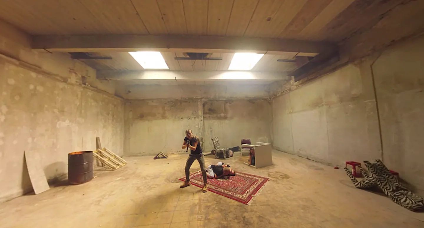 Scene uit de Rode Kruis VR-game waarin een kind met een AK47-geweer naar je wijst