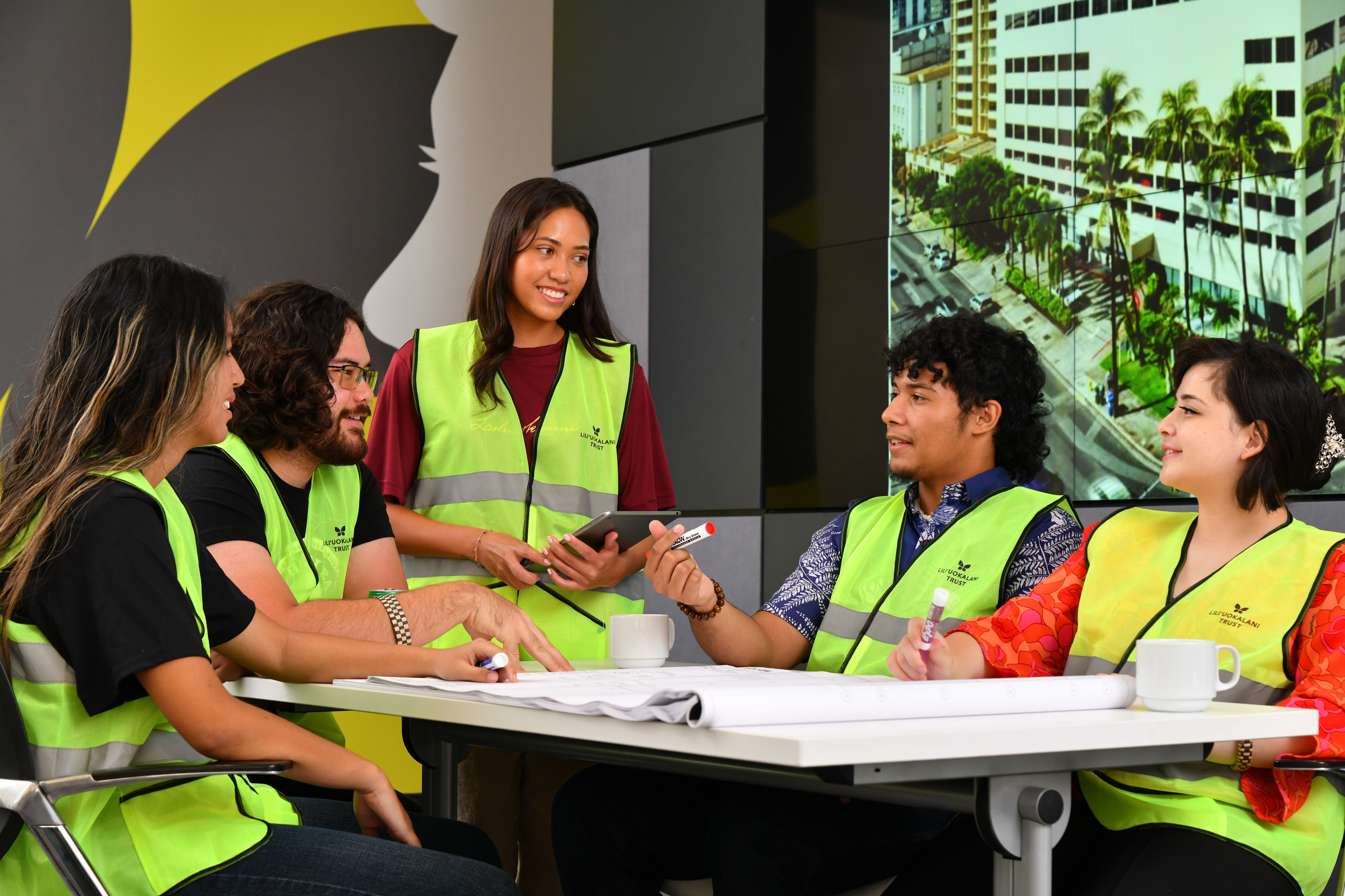Members of the Nā Leo o Kamakaʻeha Cohort discuss Liliʻuokalani Center