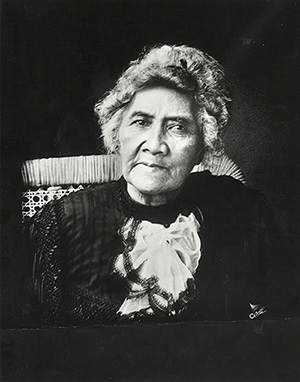 Black and white photo of an older Queen Lili‘uokalani sitting on a chair.