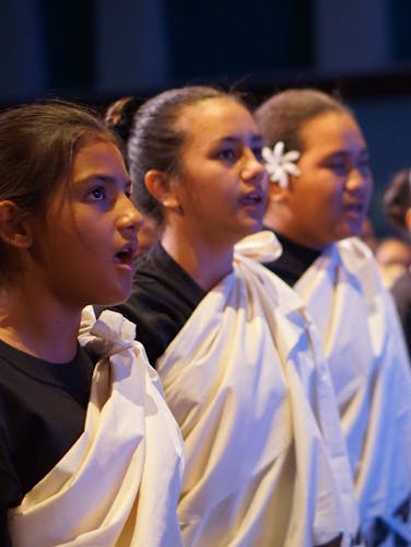 Kids singing while wearing a Kihei