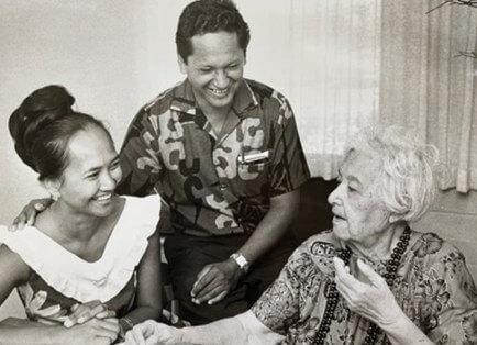 In this photo, Lynette and Richard Paglinawan, the author’s parents, learn from Tutu Mary Kawena Pukui, who served as kumu of the Hawaiian Culture Committee at the Queen Liliʻuokalani Children’s Center. – Photo: Courtesy
