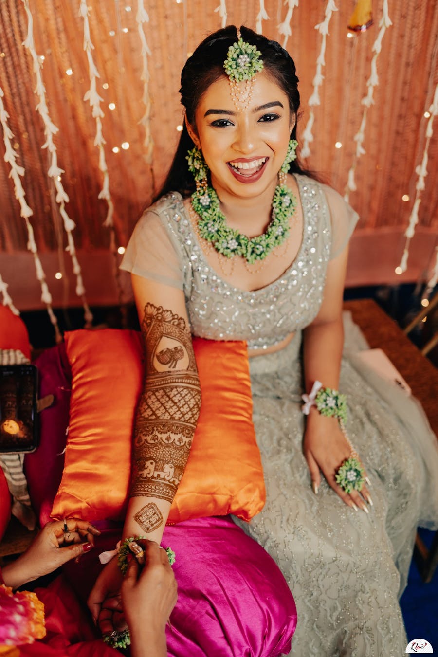 best mehendi poses for brides