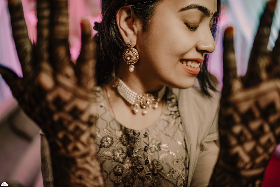 Mehndi pose