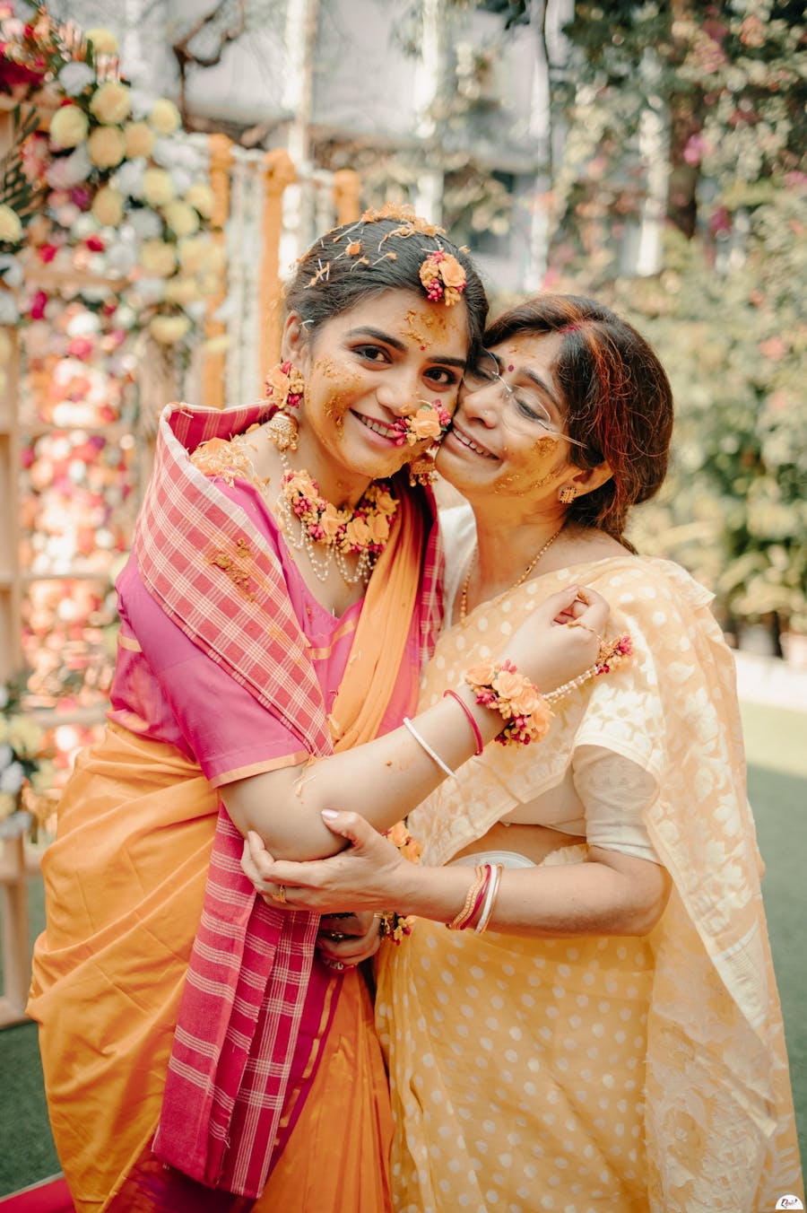 haldi poses for brides with parents