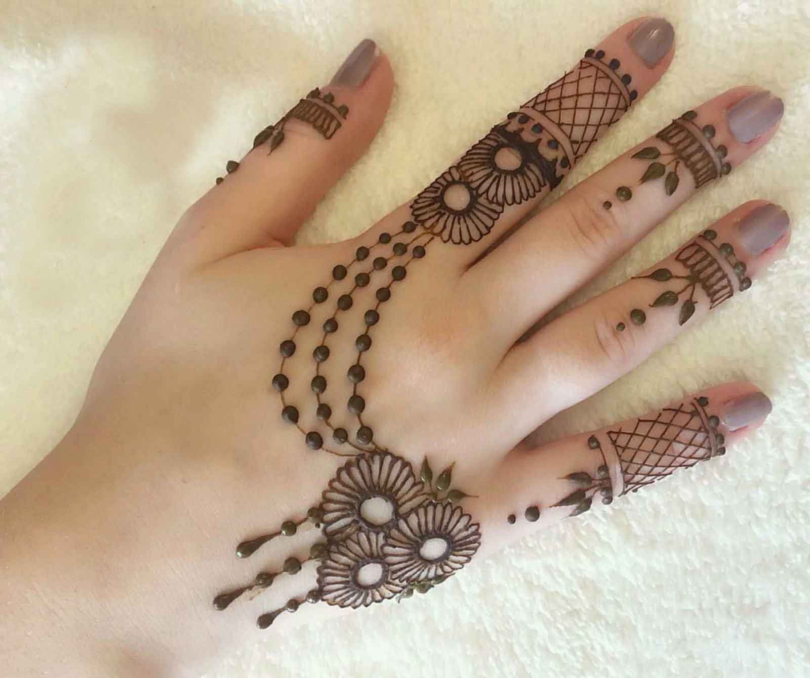 35 Beautiful Henna Design Ideas : Minimalist bails!