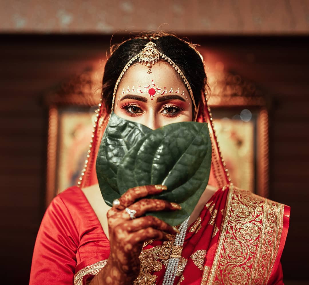 Pin by Ria B on wedding | Bride groom poses, Indian wedding poses, Bride  photoshoot