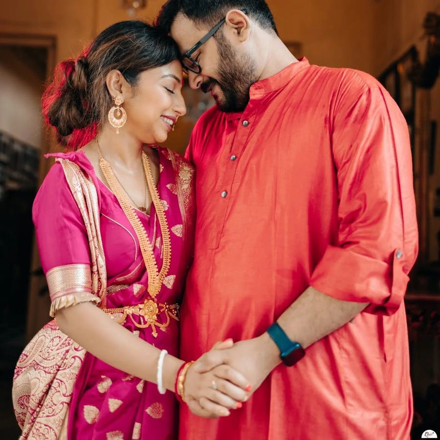 Bride in Benarasi saree and bati hata blouse with her groom