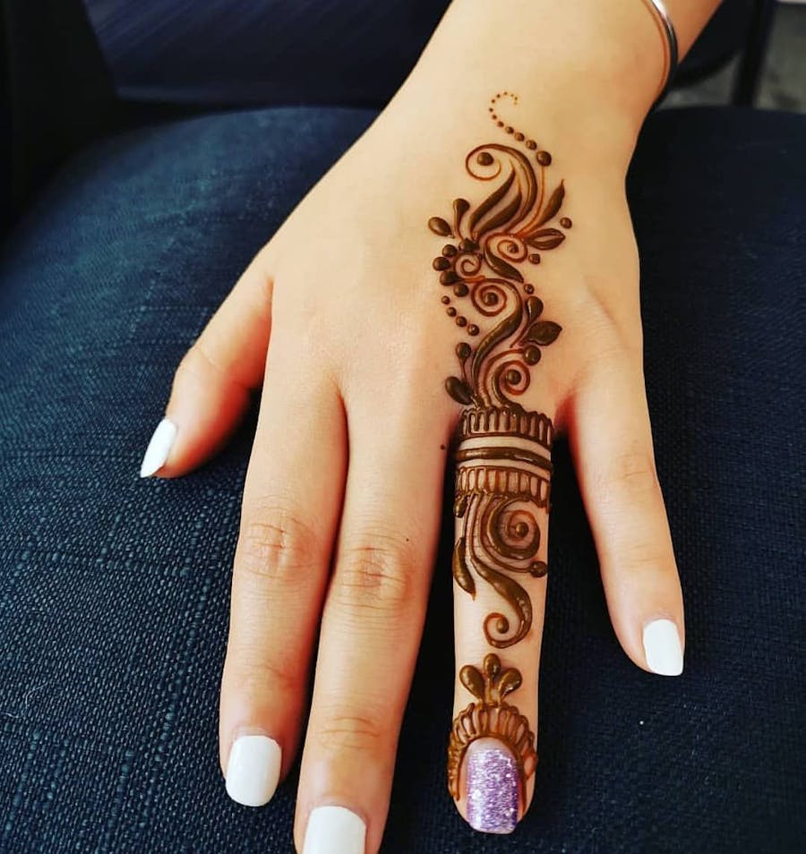 single finger mehndi design
