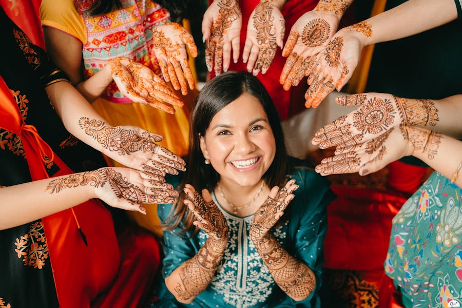best mehendi poses for brides
