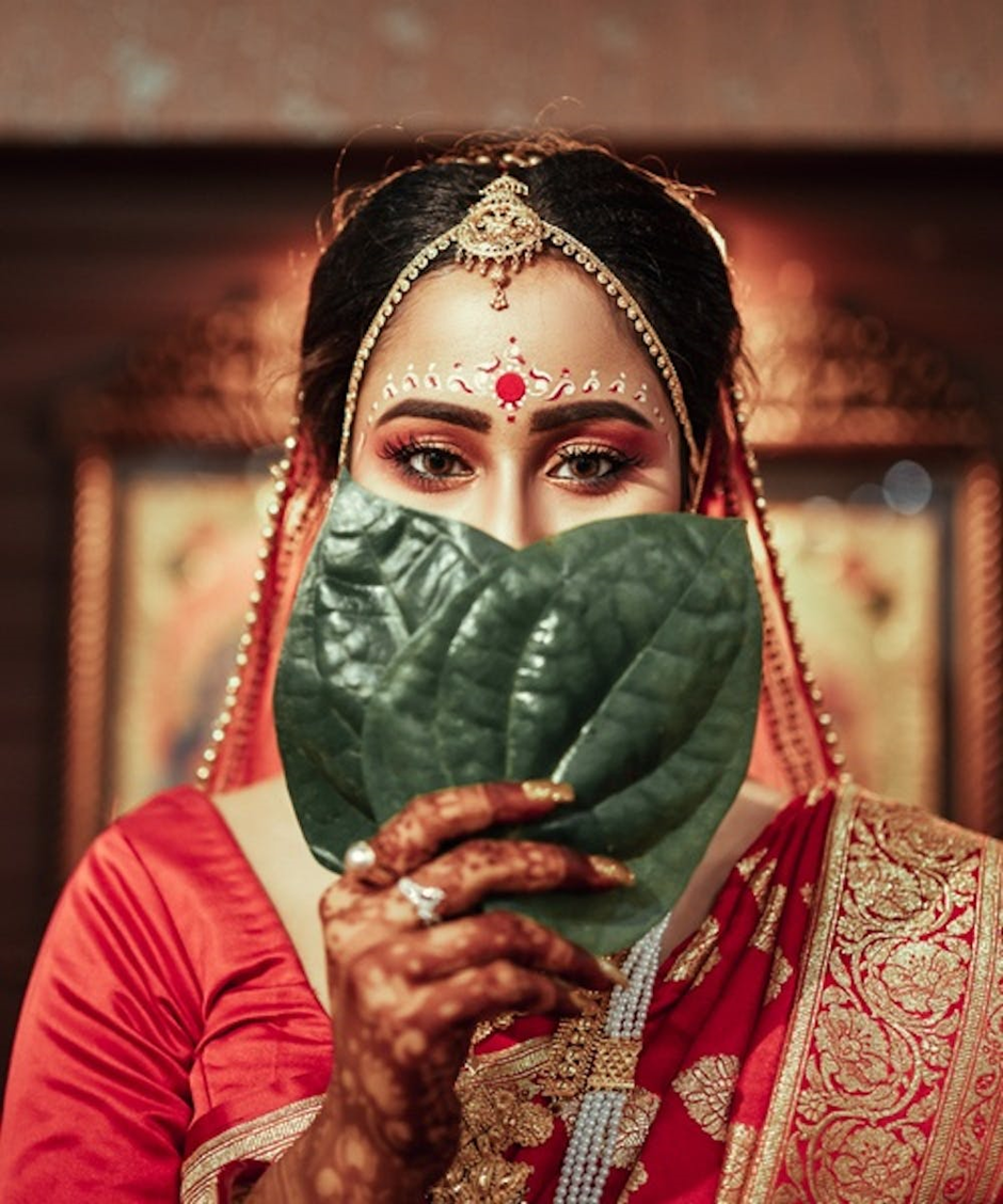 The Best Engagement Photo Shoot Poses for Indian Couples
