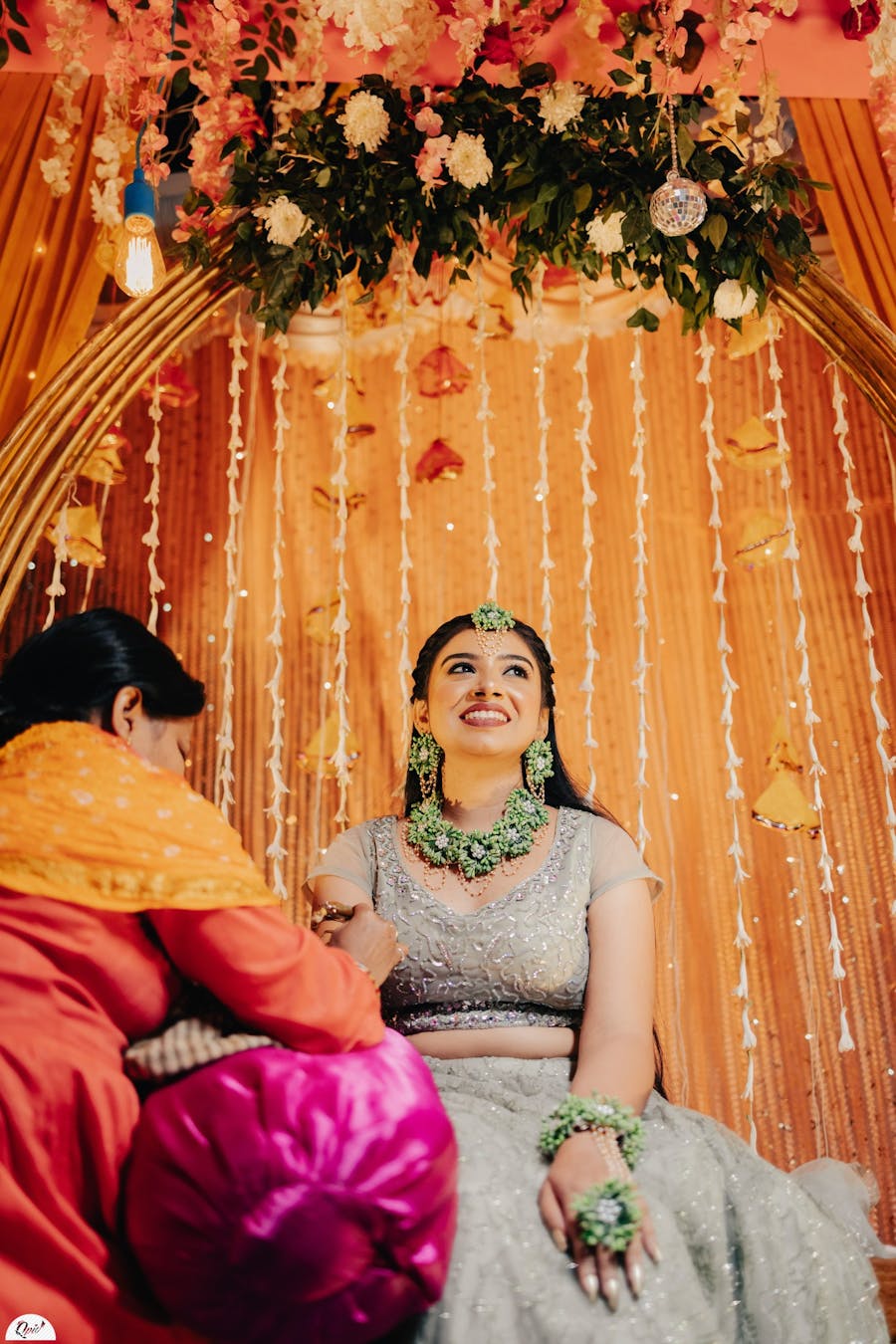 best mehendi poses for brides