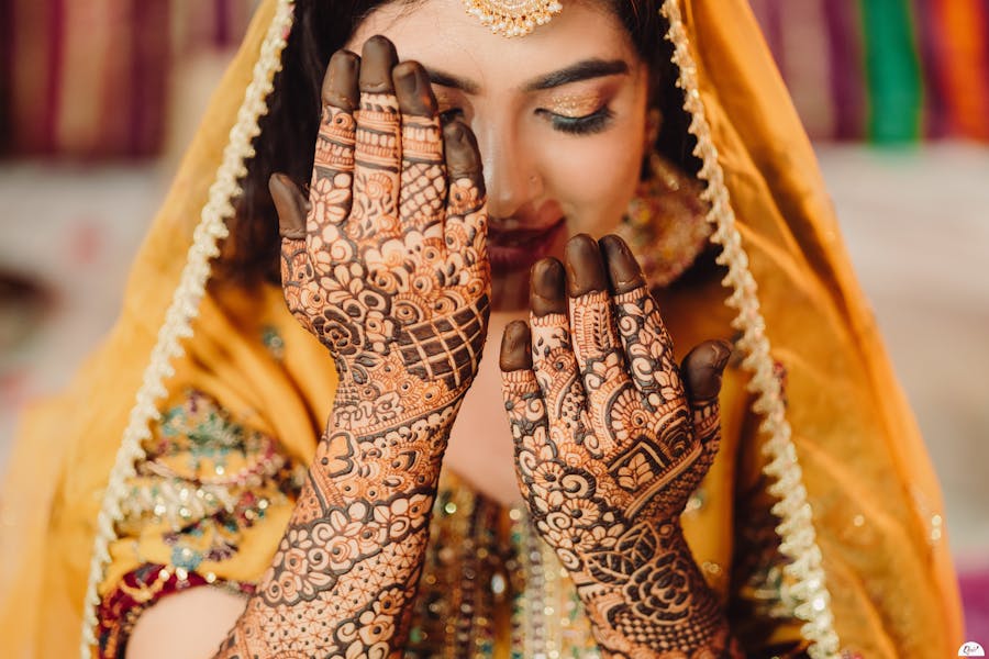 Mehndi design on Muslim bride's hand pic