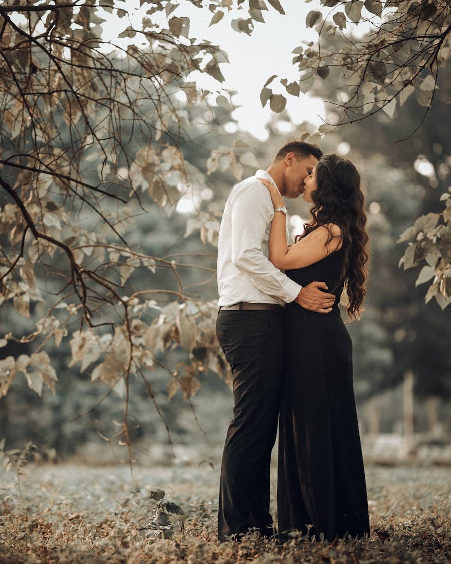 latest indoor pre wedding photoshoot ideas