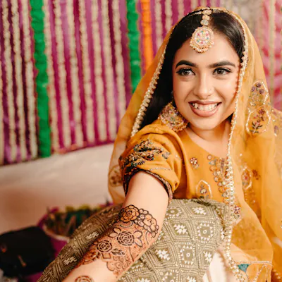Pic of detailed mehndi on bride's hand